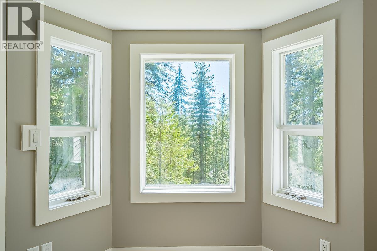 7430 Crowfoot Drive, Anglemont, British Columbia