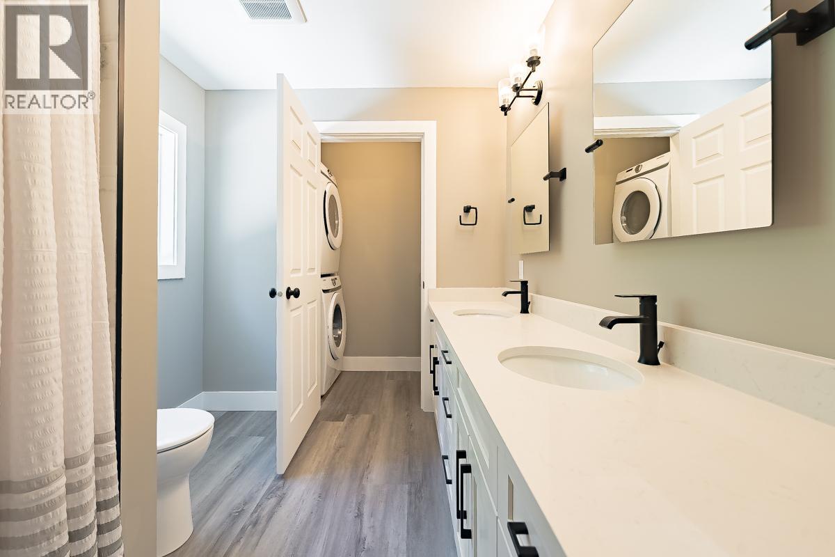 7430 Crowfoot Drive, Anglemont, British Columbia