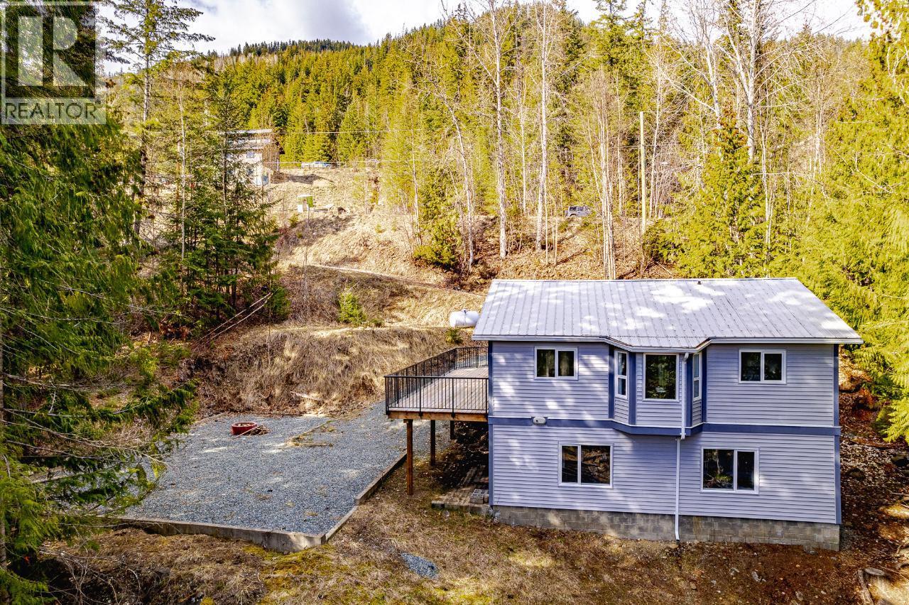 7430 Crowfoot Drive, Anglemont, British Columbia