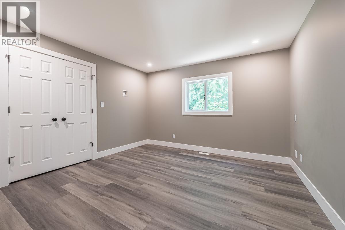 7430 Crowfoot Drive, Anglemont, British Columbia