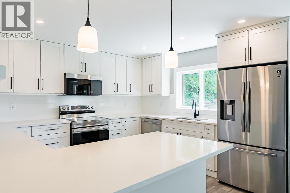 7430 Crowfoot Drive, Anglemont, British Columbia