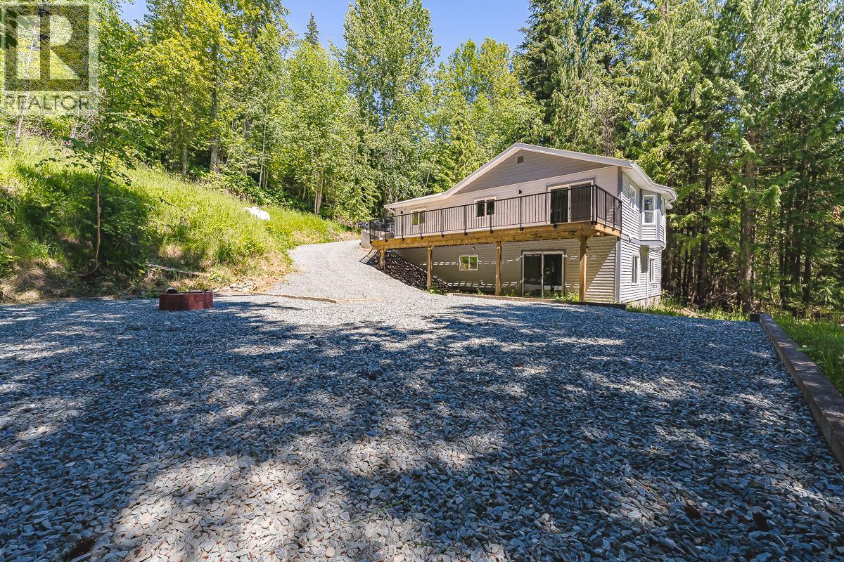 7430 Crowfoot Drive, Anglemont, British Columbia