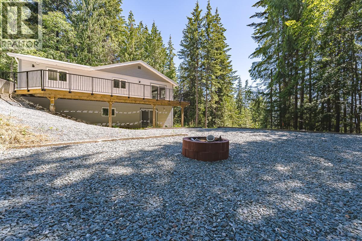 7430 Crowfoot Drive, Anglemont, British Columbia