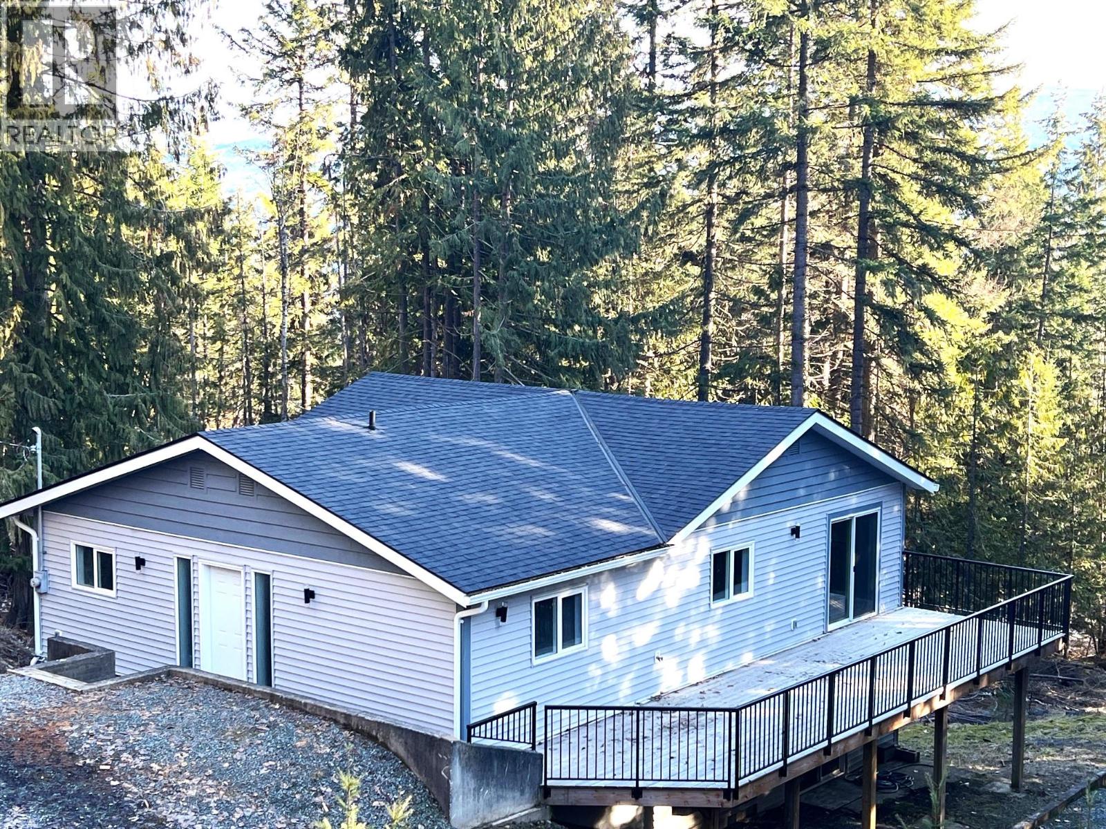 7430 Crowfoot Drive, Anglemont, British Columbia