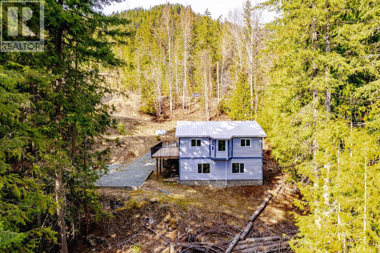 7430 Crowfoot Drive, Anglemont, British Columbia