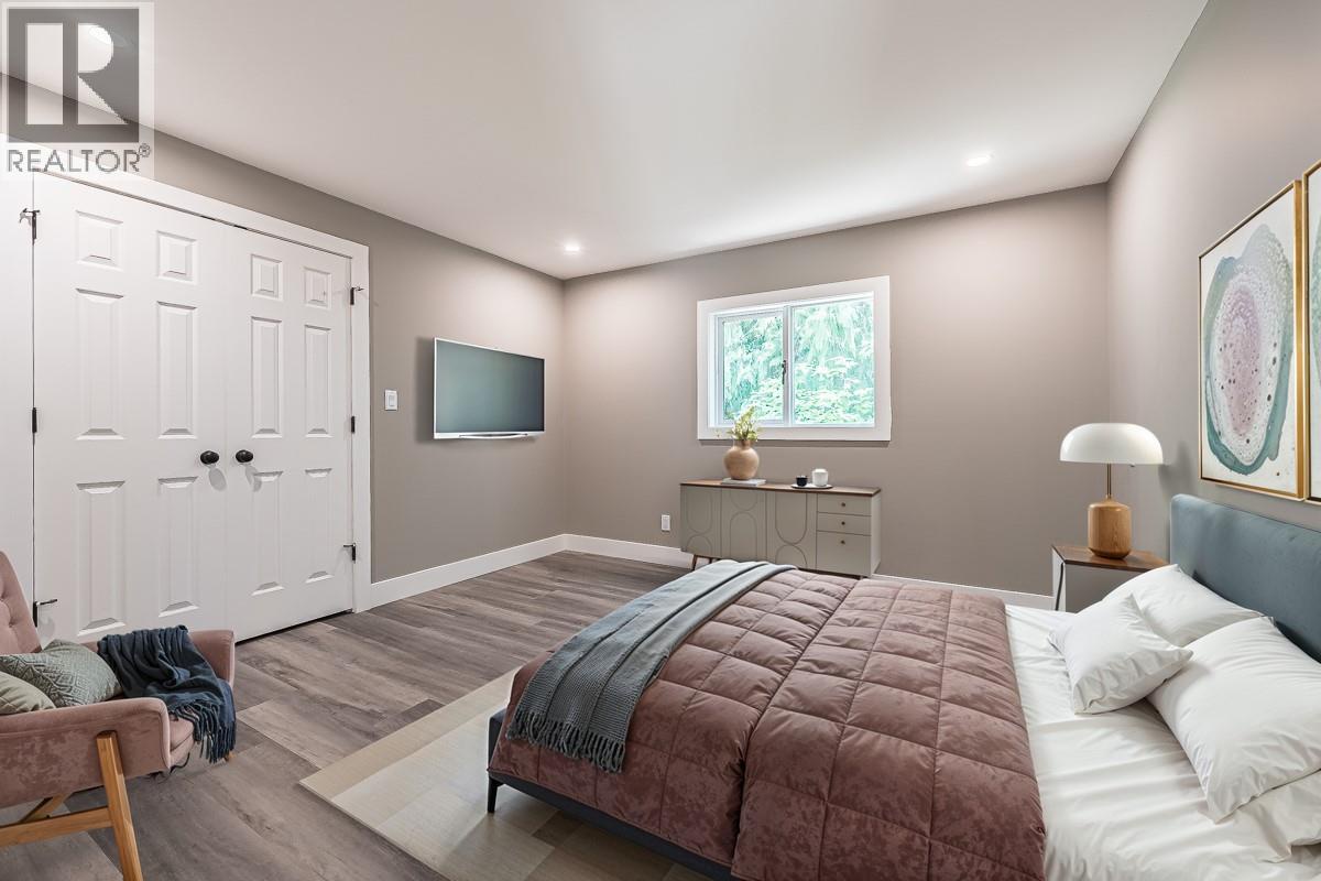 7430 Crowfoot Drive, Anglemont, British Columbia