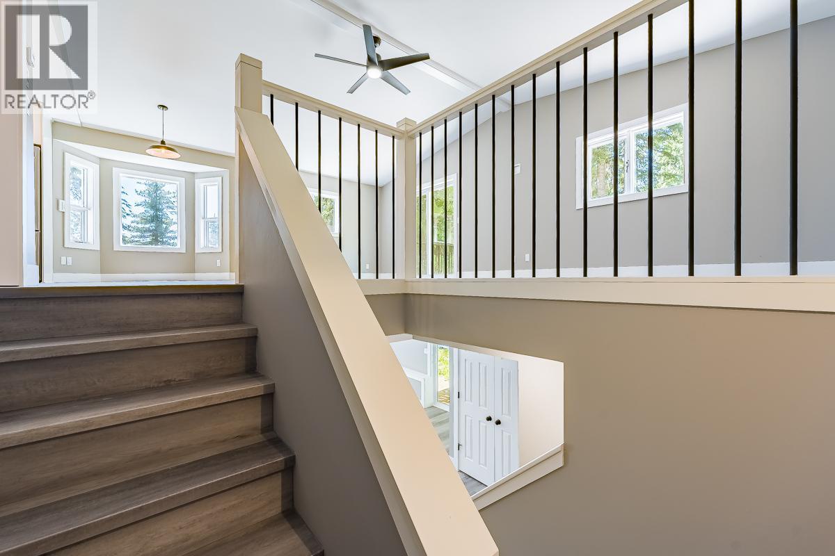 7430 Crowfoot Drive, Anglemont, British Columbia