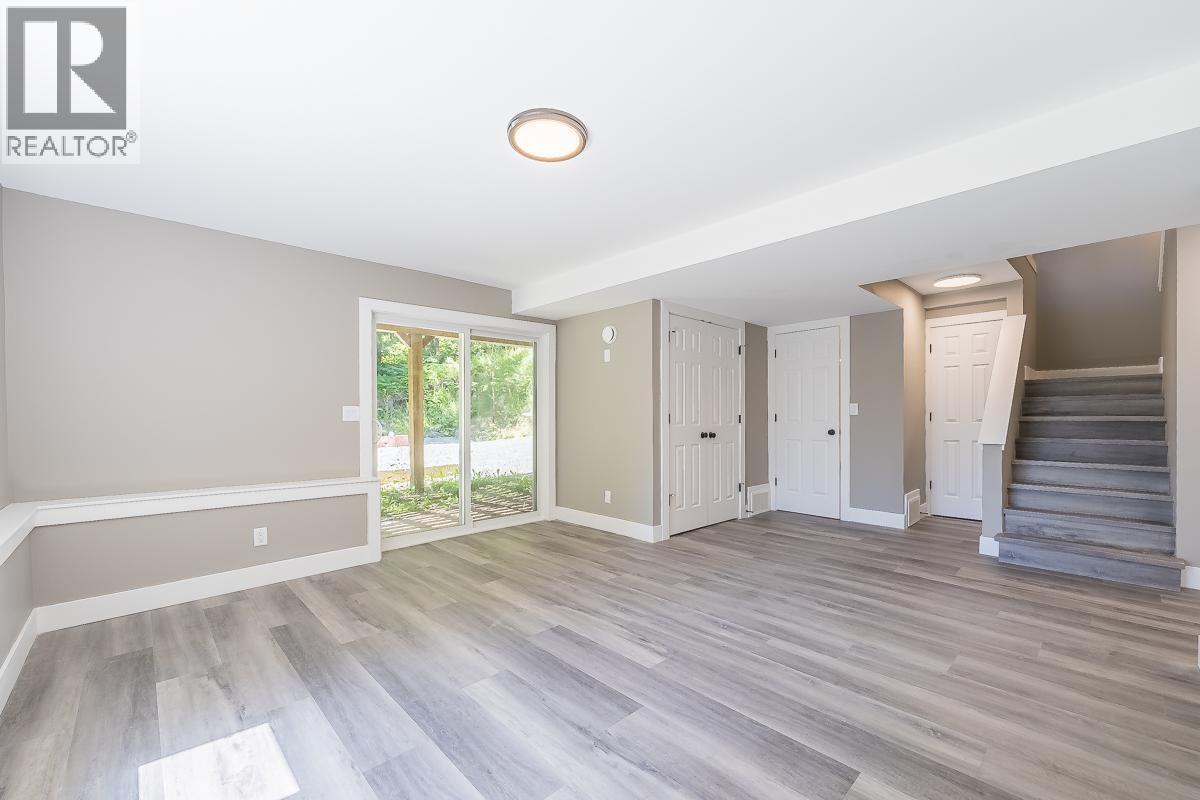 7430 Crowfoot Drive, Anglemont, British Columbia