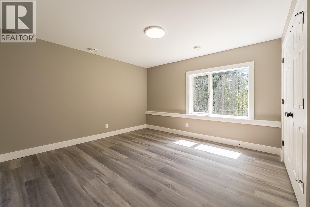 7430 Crowfoot Drive, Anglemont, British Columbia