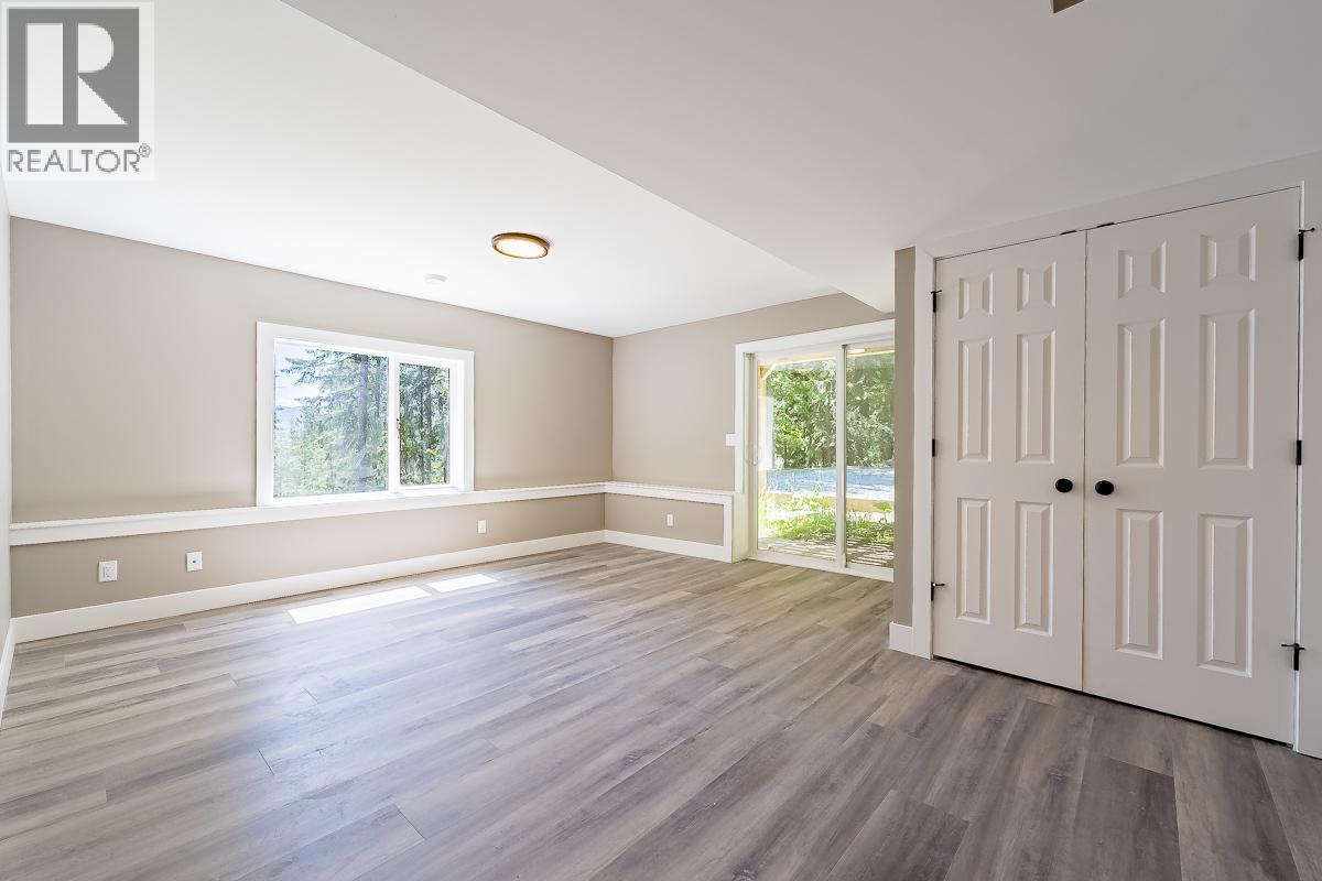 7430 Crowfoot Drive, Anglemont, British Columbia