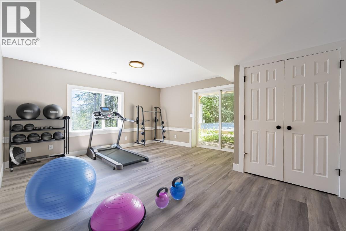 7430 Crowfoot Drive, Anglemont, British Columbia