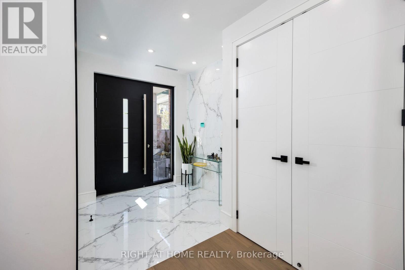 40 Sixth Street, Toronto (new Toronto), Ontario