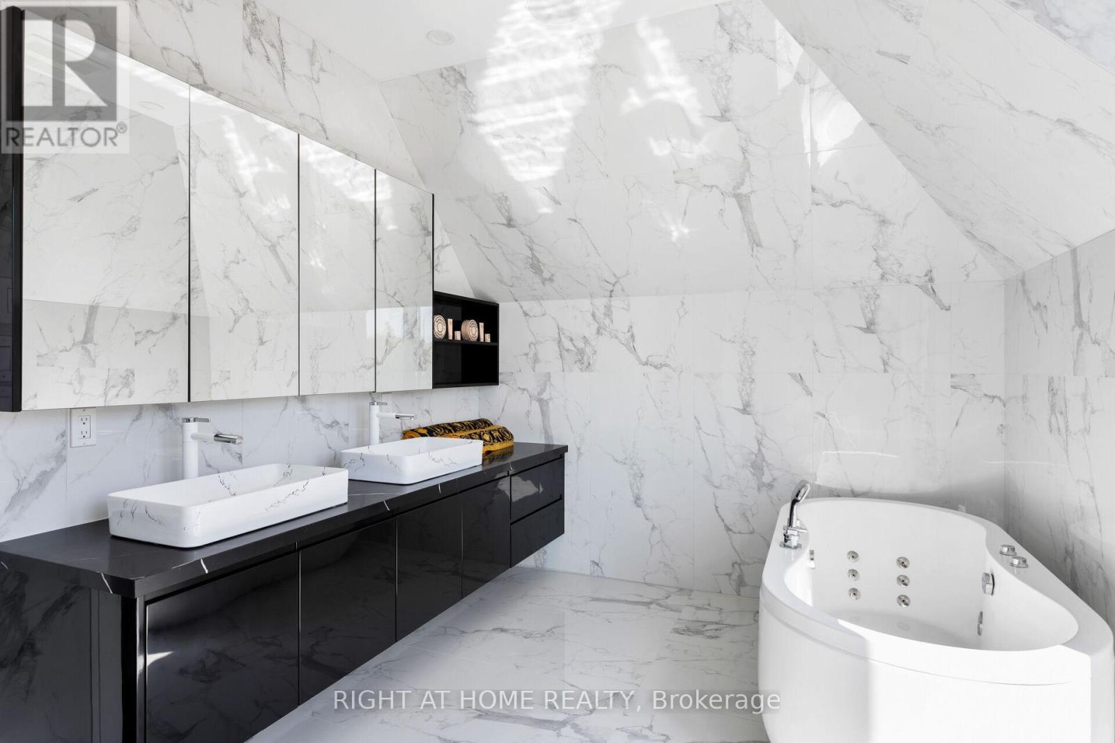 40 Sixth Street, Toronto (new Toronto), Ontario