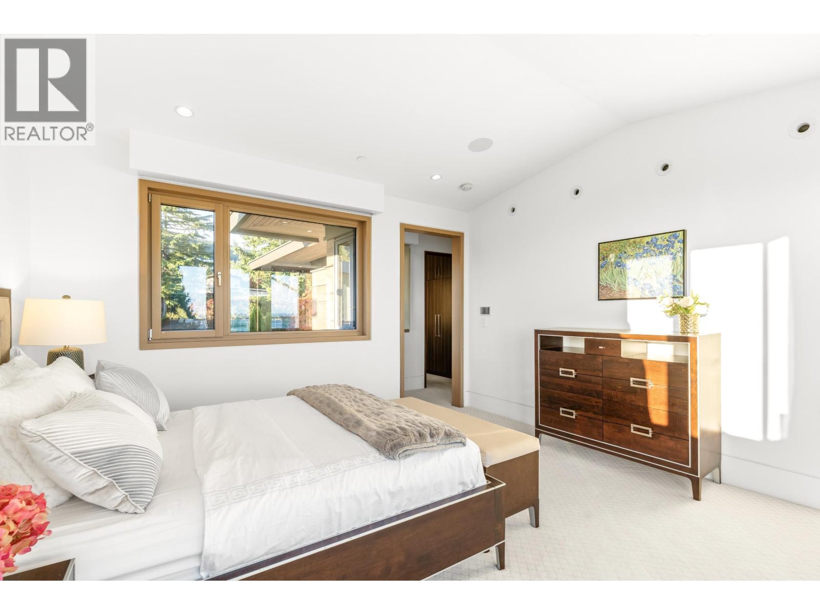 1036 Eyremount Drive, West Vancouver, British Columbia