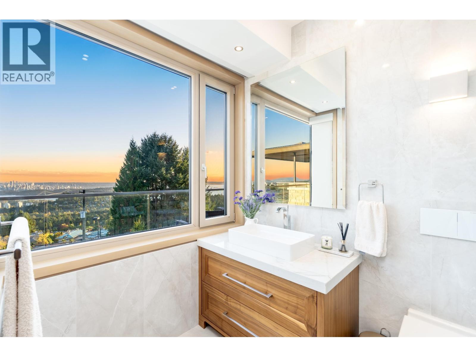 1036 Eyremount Drive, West Vancouver, British Columbia