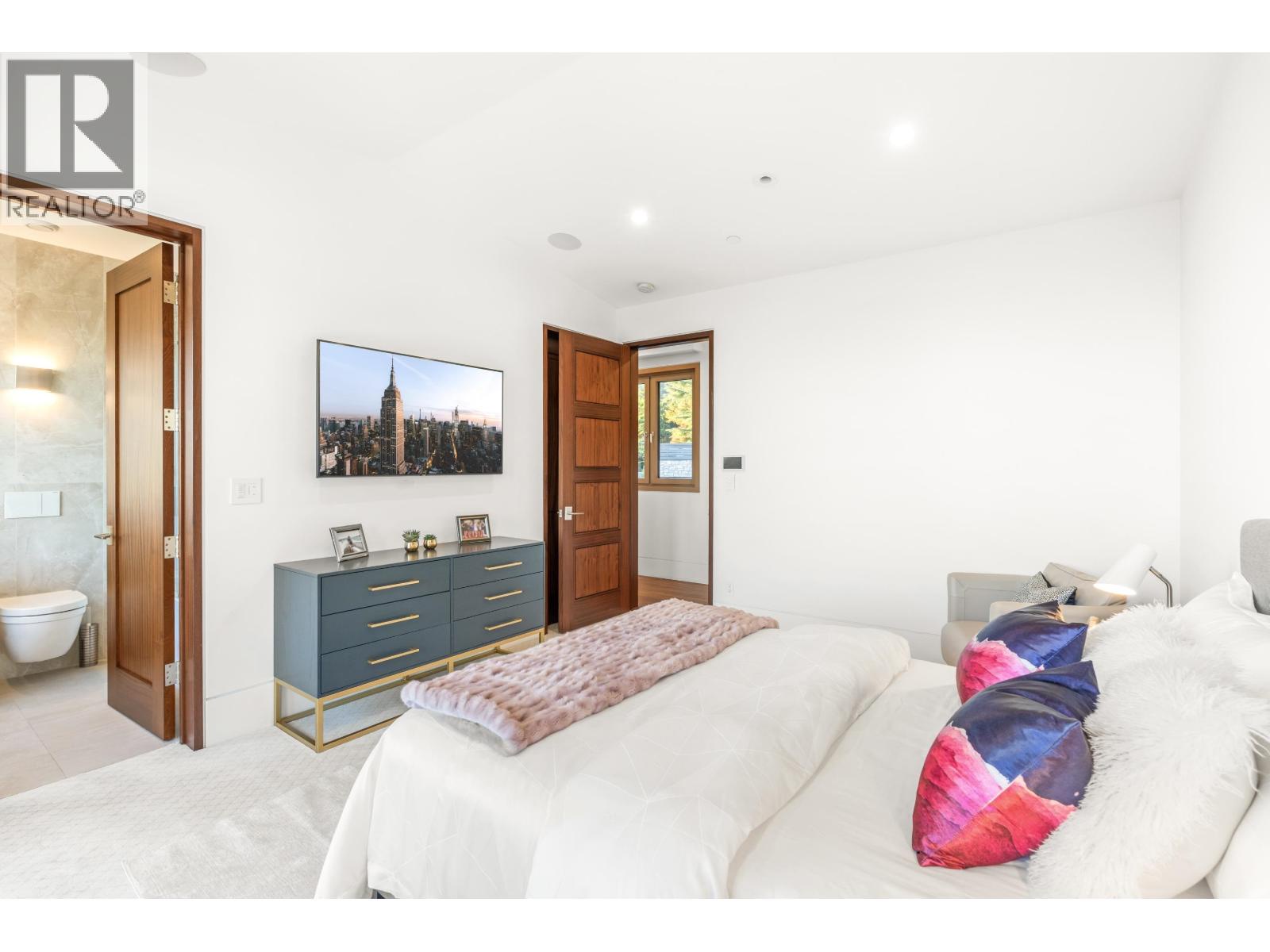 1036 Eyremount Drive, West Vancouver, British Columbia