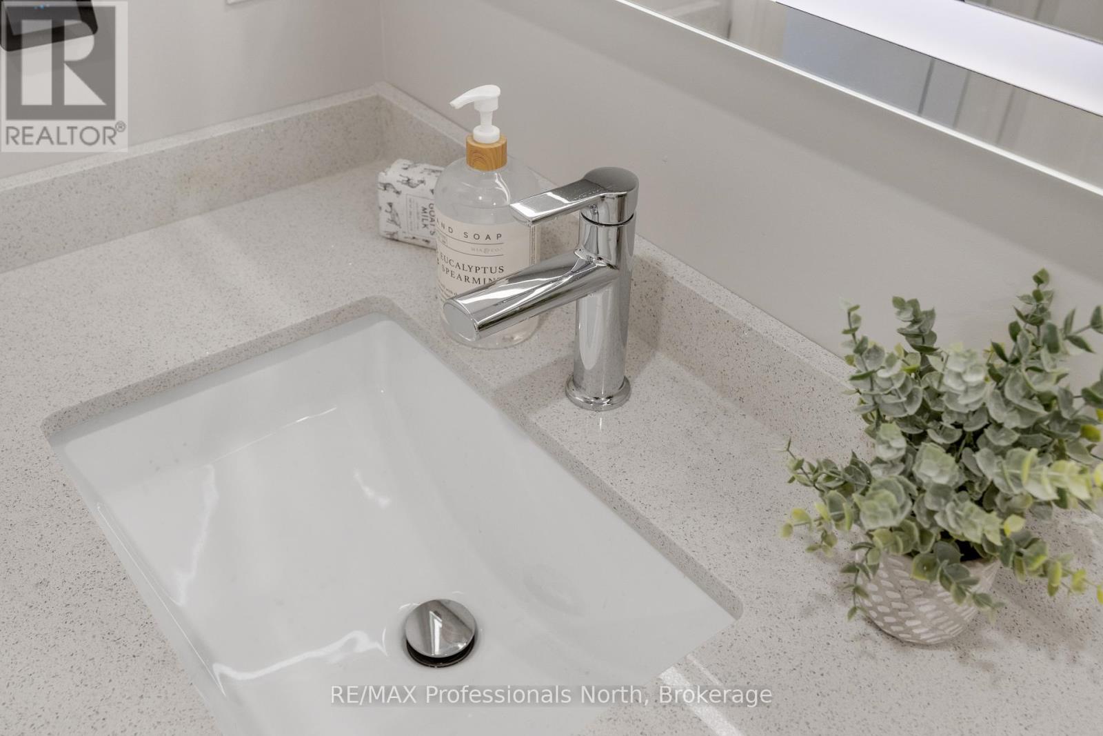 203 - 32 Brunel Road, Huntsville (chaffey), Ontario