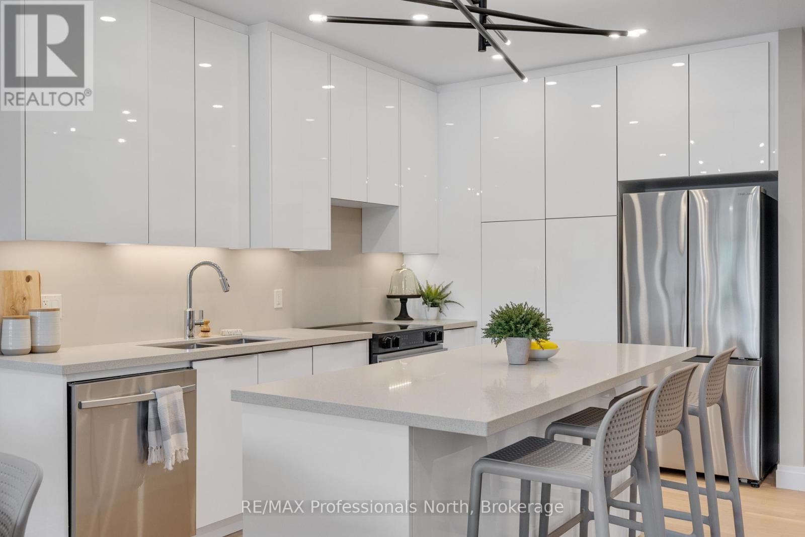 203 - 32 Brunel Road, Huntsville (chaffey), Ontario