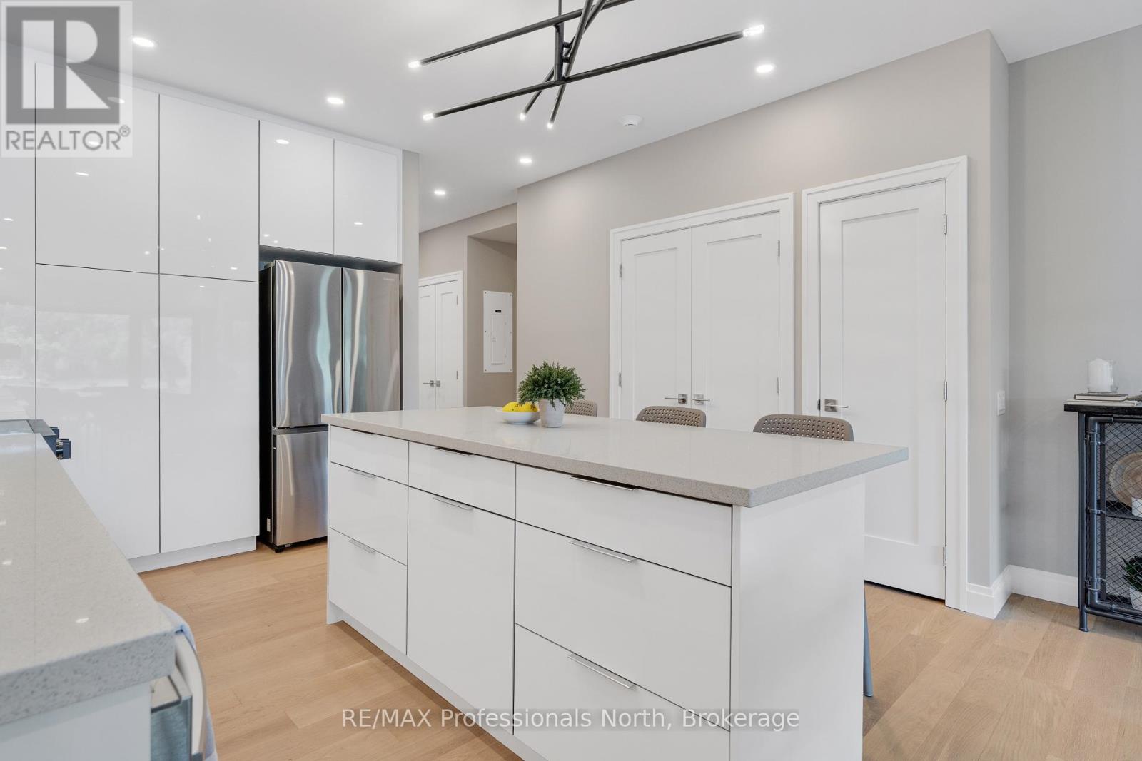 203 - 32 Brunel Road, Huntsville (chaffey), Ontario