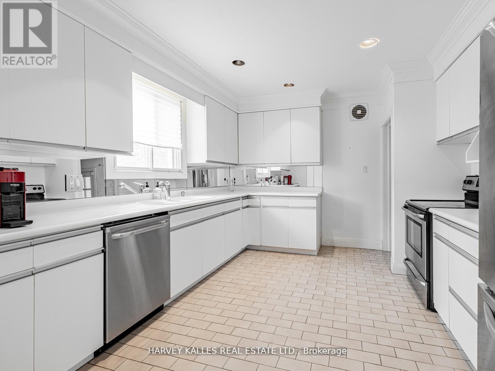 2 Silverwood Avenue, Toronto (forest Hill South), Ontario