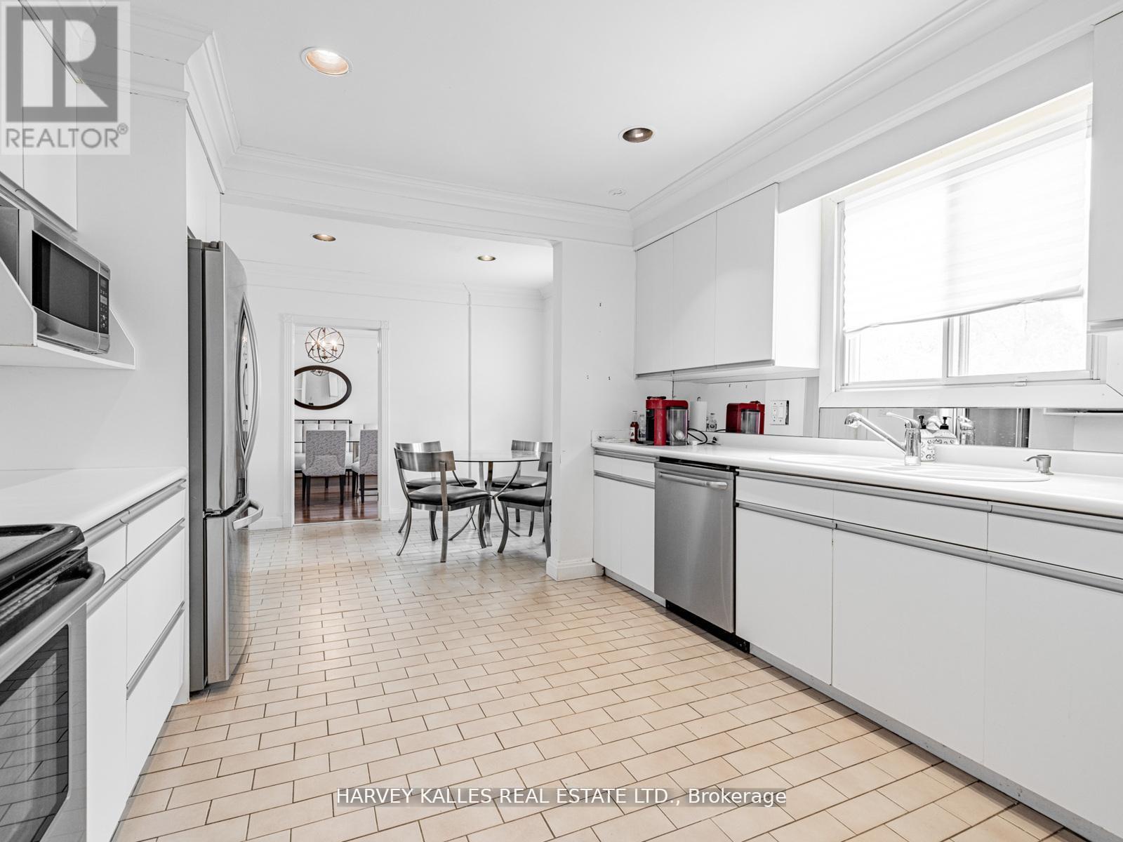 2 Silverwood Avenue, Toronto (forest Hill South), Ontario