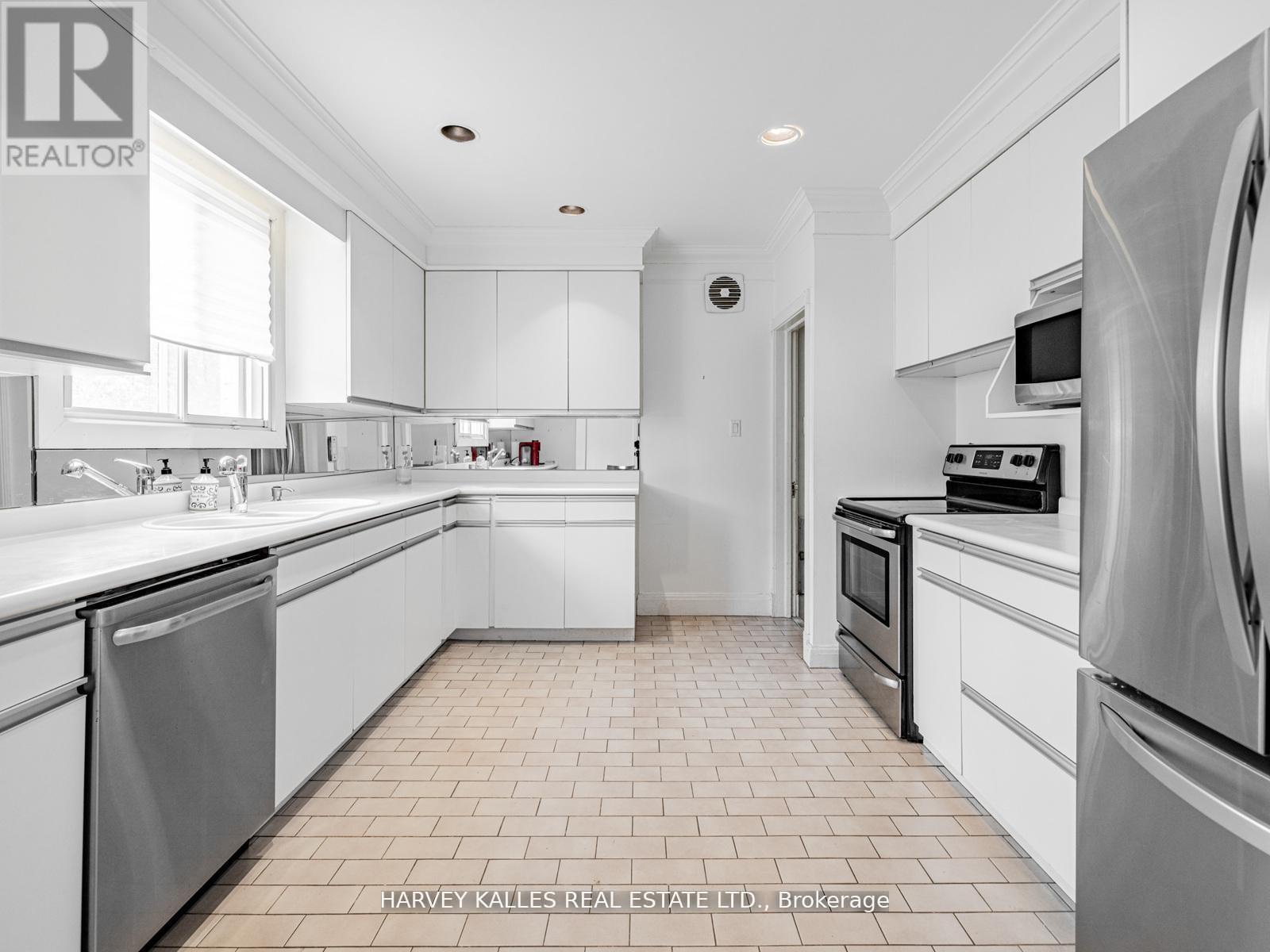 2 Silverwood Avenue, Toronto (forest Hill South), Ontario