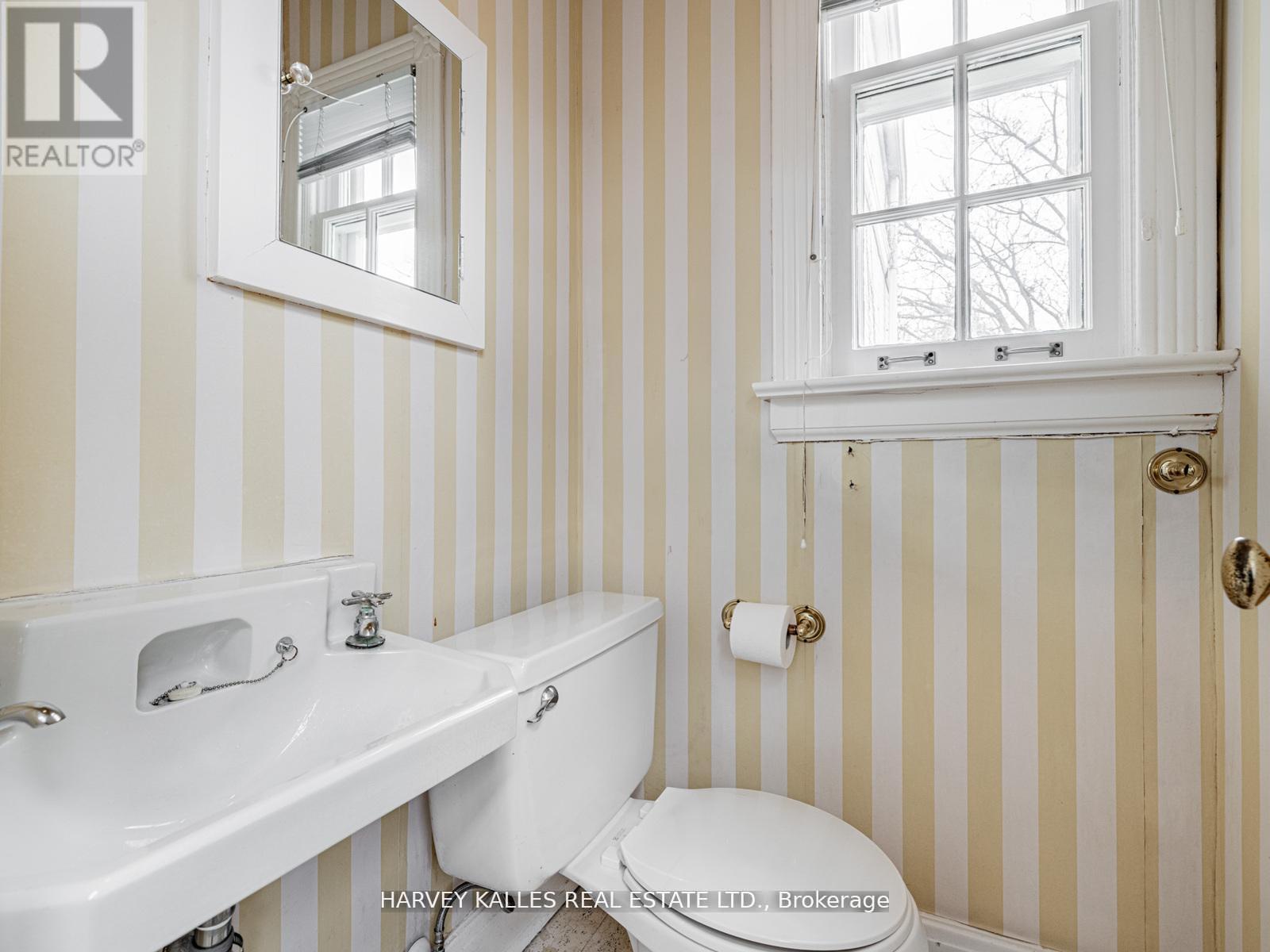 2 Silverwood Avenue, Toronto (forest Hill South), Ontario