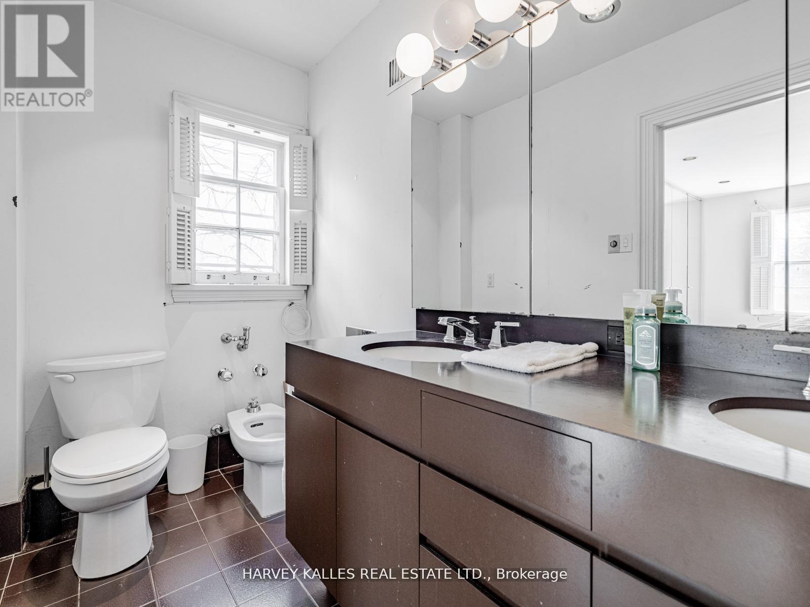 2 Silverwood Avenue, Toronto (forest Hill South), Ontario