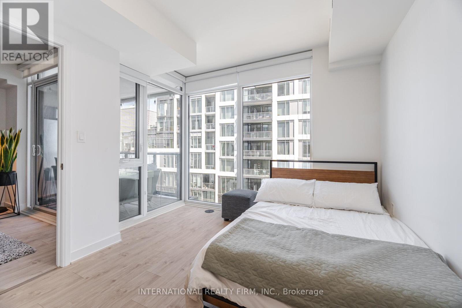 1012 - 27 Bathurst Street, Toronto (waterfront Communities), Ontario