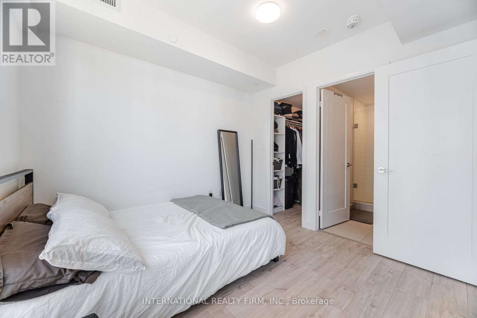 1012 - 27 Bathurst Street, Toronto (waterfront Communities), Ontario