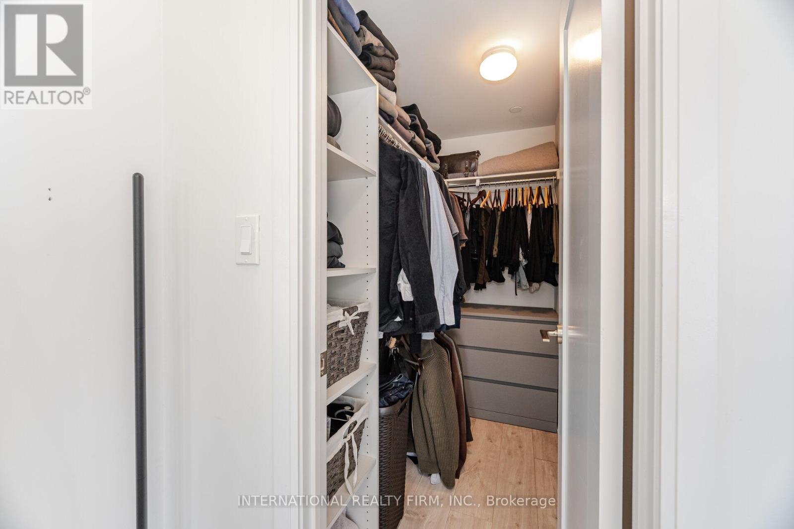 1012 - 27 Bathurst Street, Toronto (waterfront Communities), Ontario