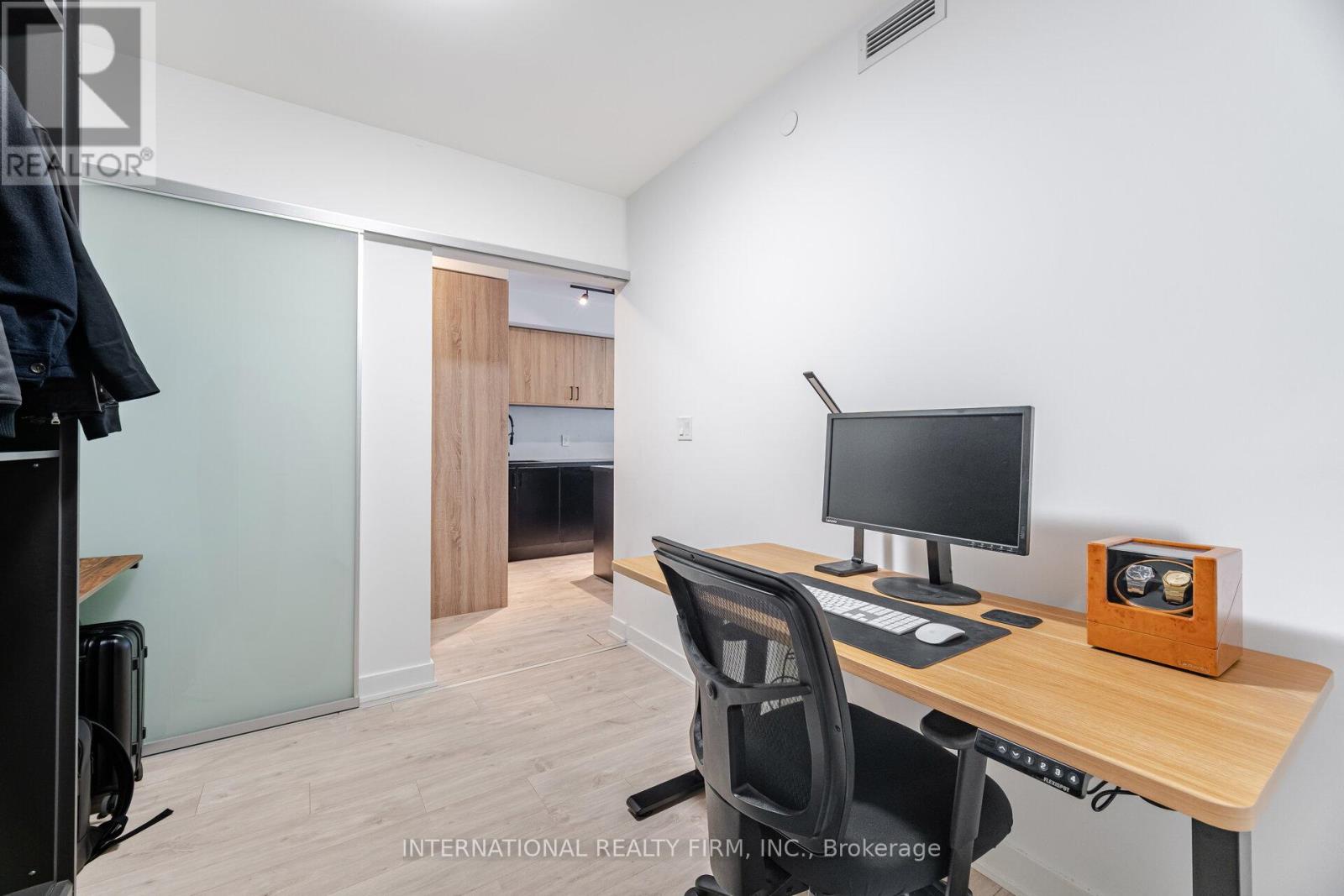 1012 - 27 Bathurst Street, Toronto (waterfront Communities), Ontario