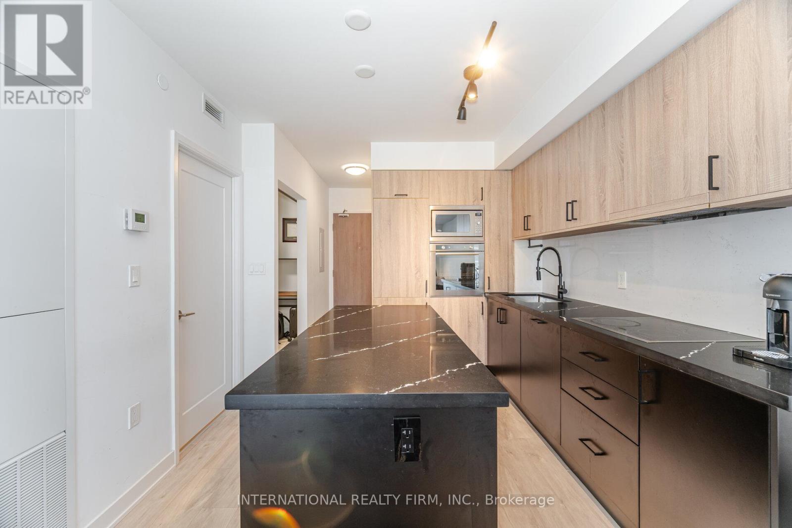 1012 - 27 Bathurst Street, Toronto (waterfront Communities), Ontario