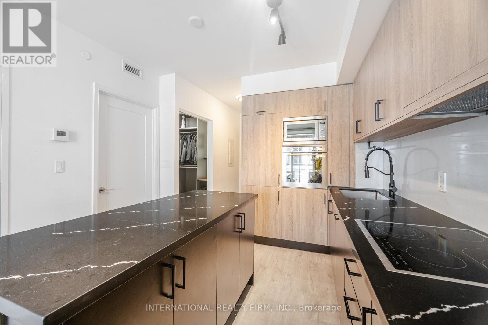 1012 - 27 Bathurst Street, Toronto (waterfront Communities), Ontario