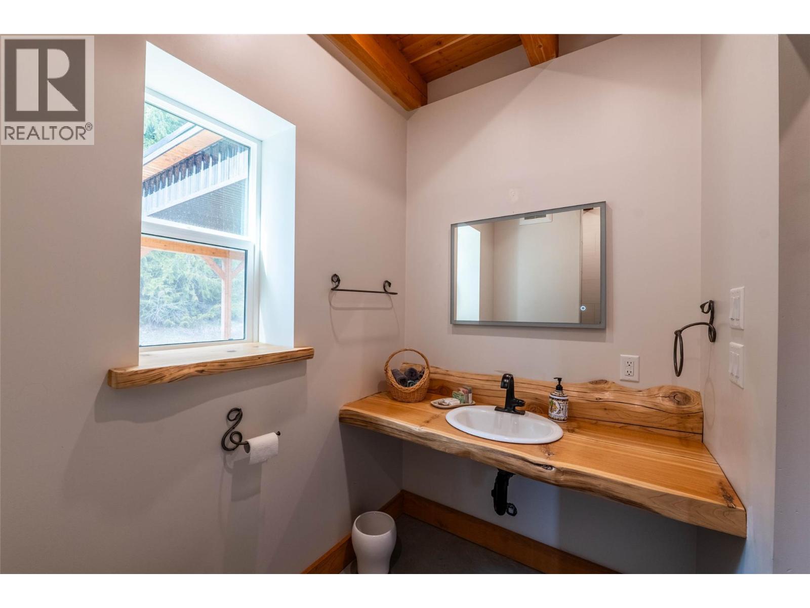 8774 6 Highway, Salmo, British Columbia