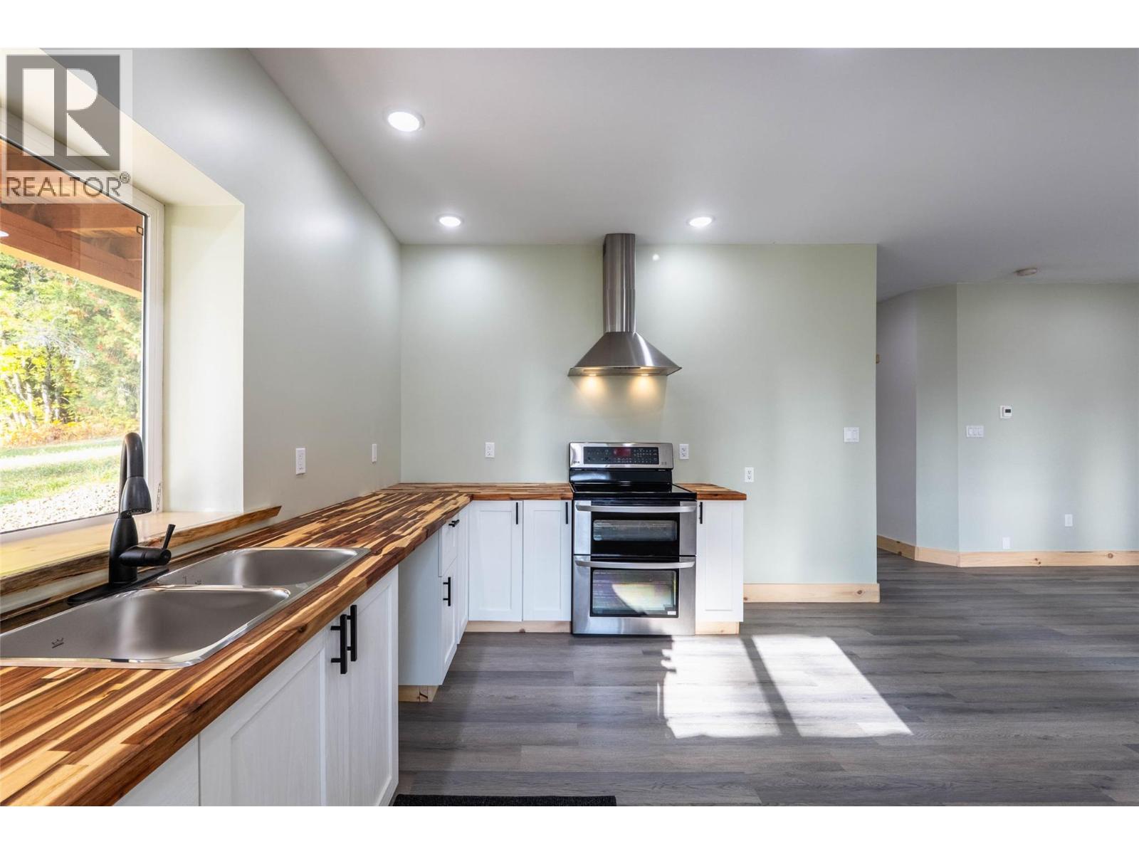 8774 6 Highway, Salmo, British Columbia