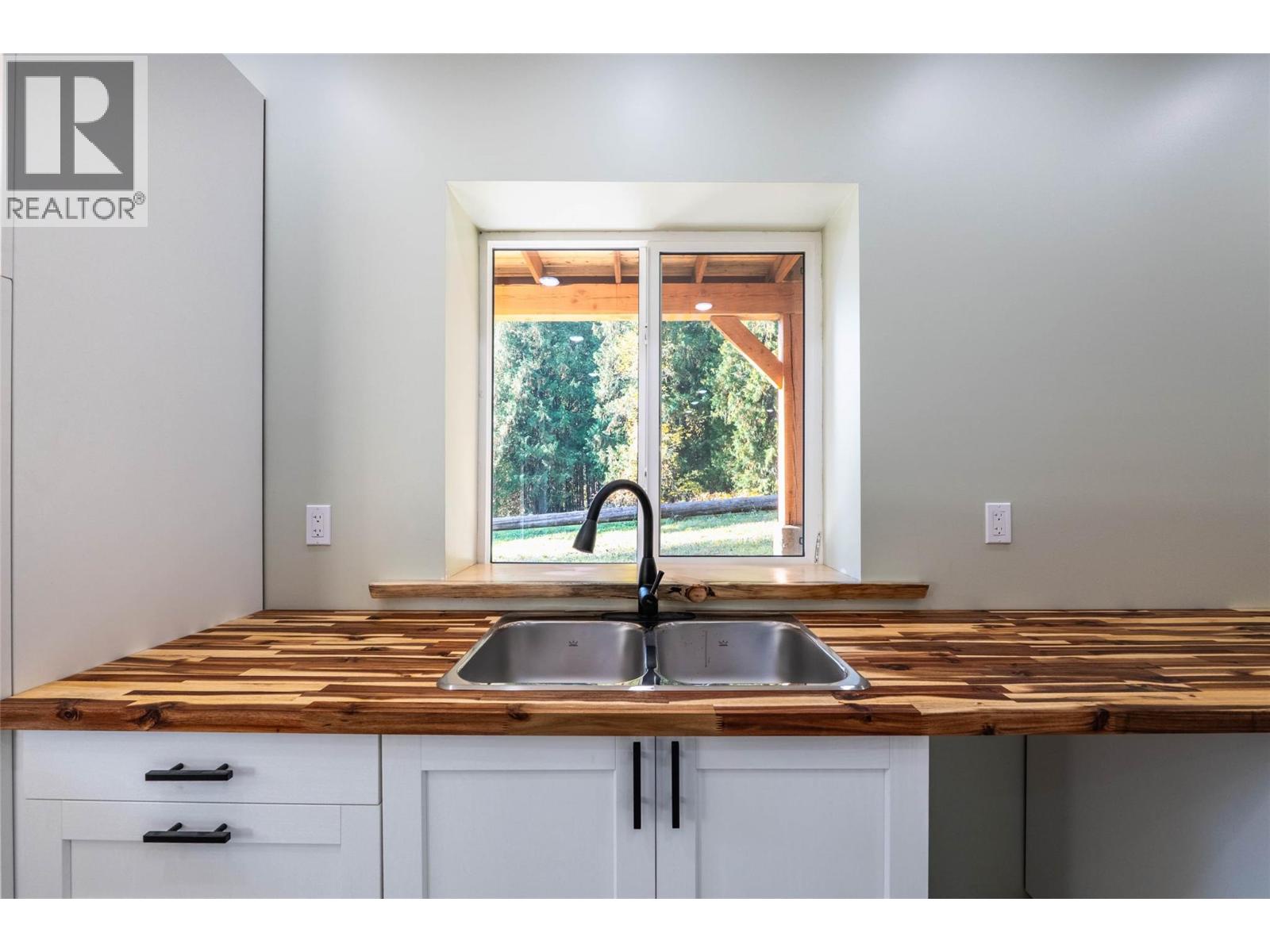 8774 6 Highway, Salmo, British Columbia