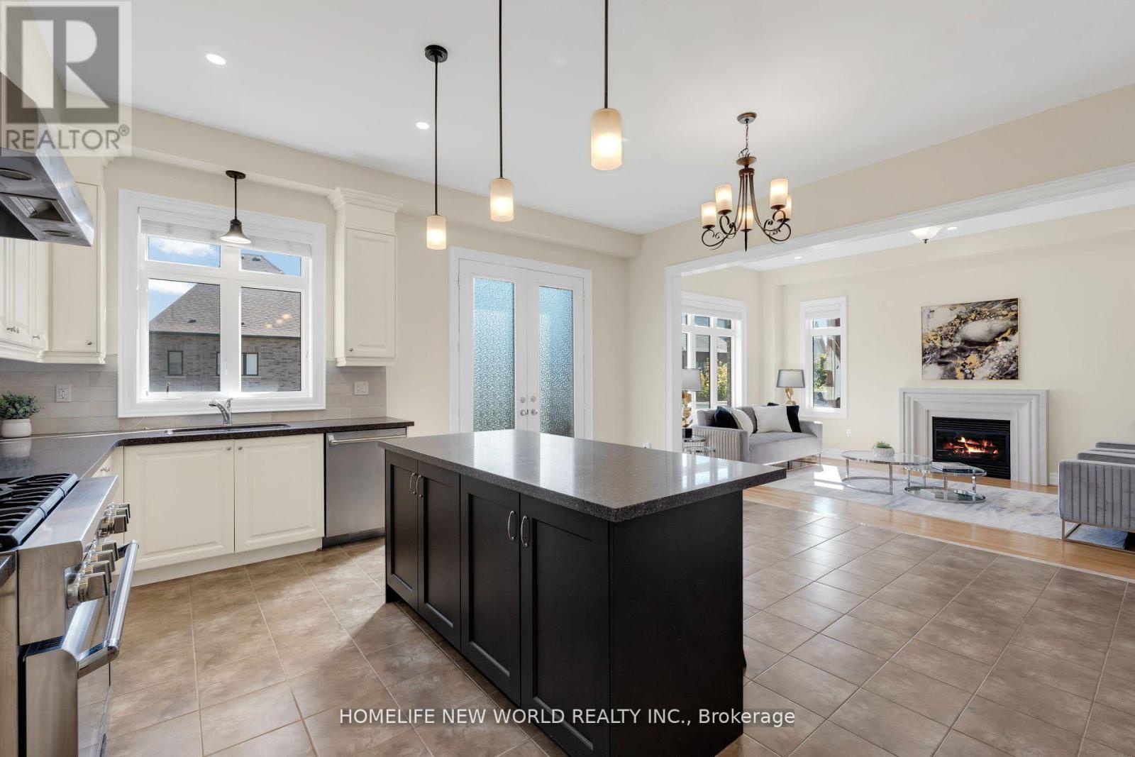 36 Strawbridge Farm Drive, Aurora (aurora Grove), Ontario