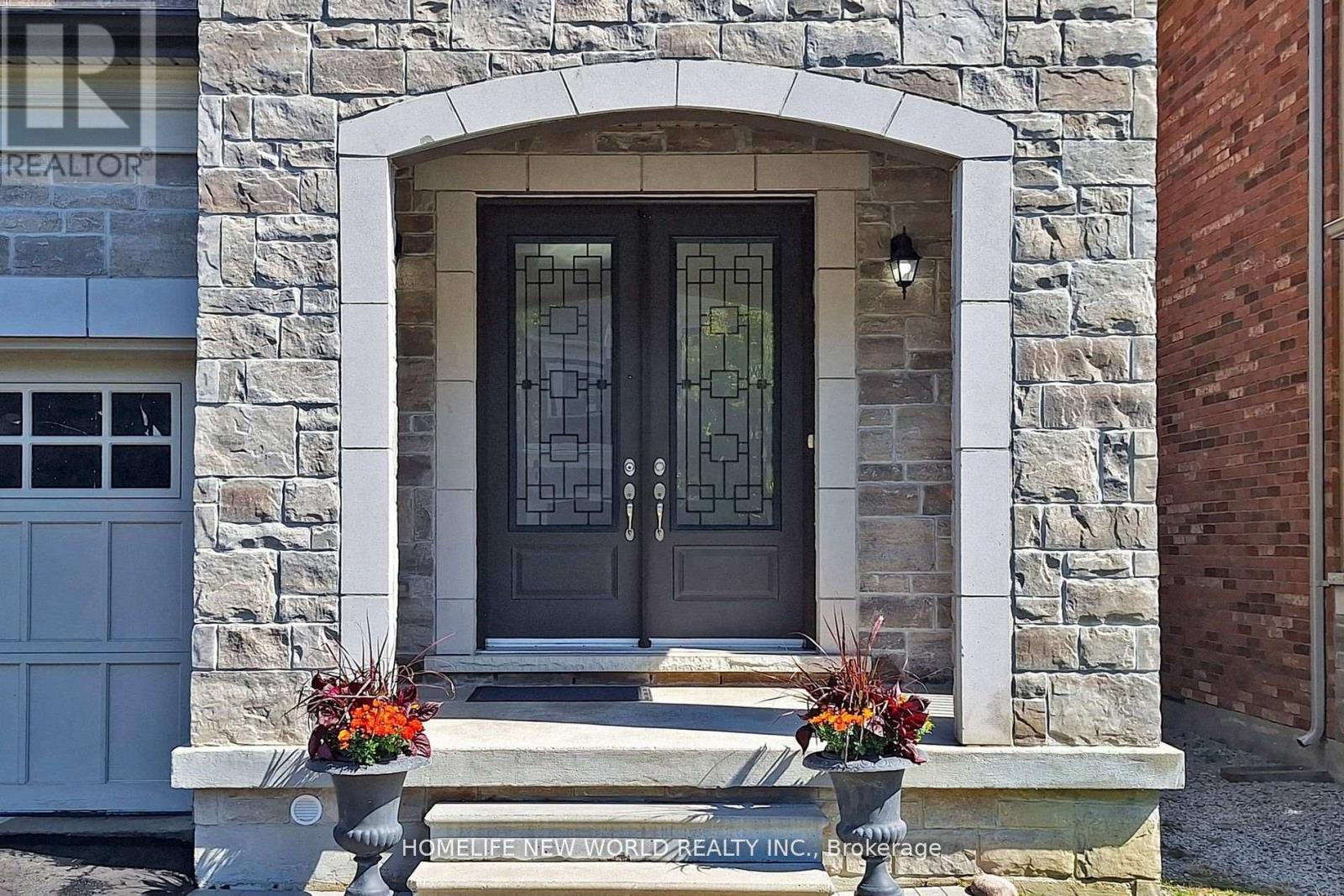 36 Strawbridge Farm Drive, Aurora (aurora Grove), Ontario