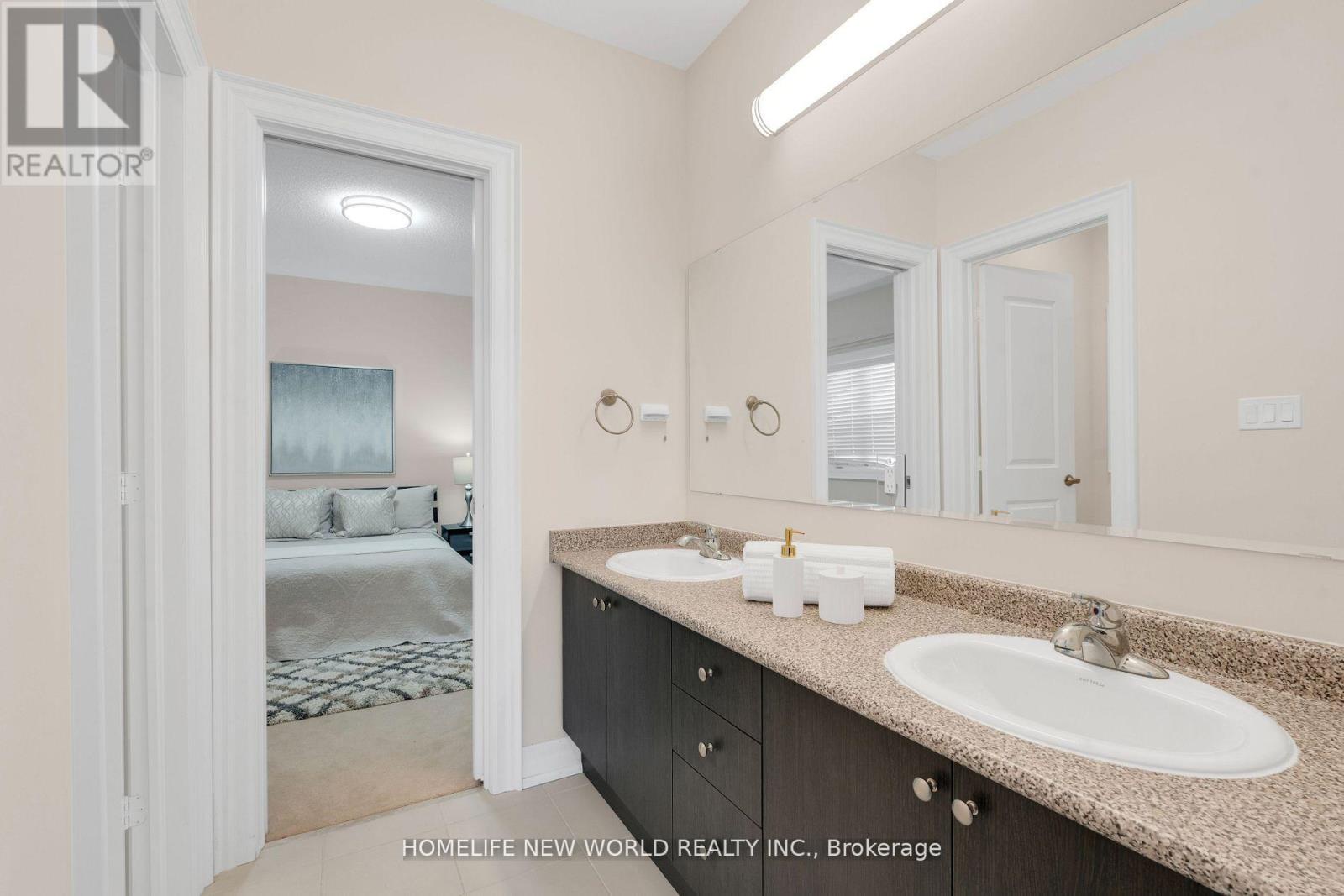 36 Strawbridge Farm Drive, Aurora (aurora Grove), Ontario