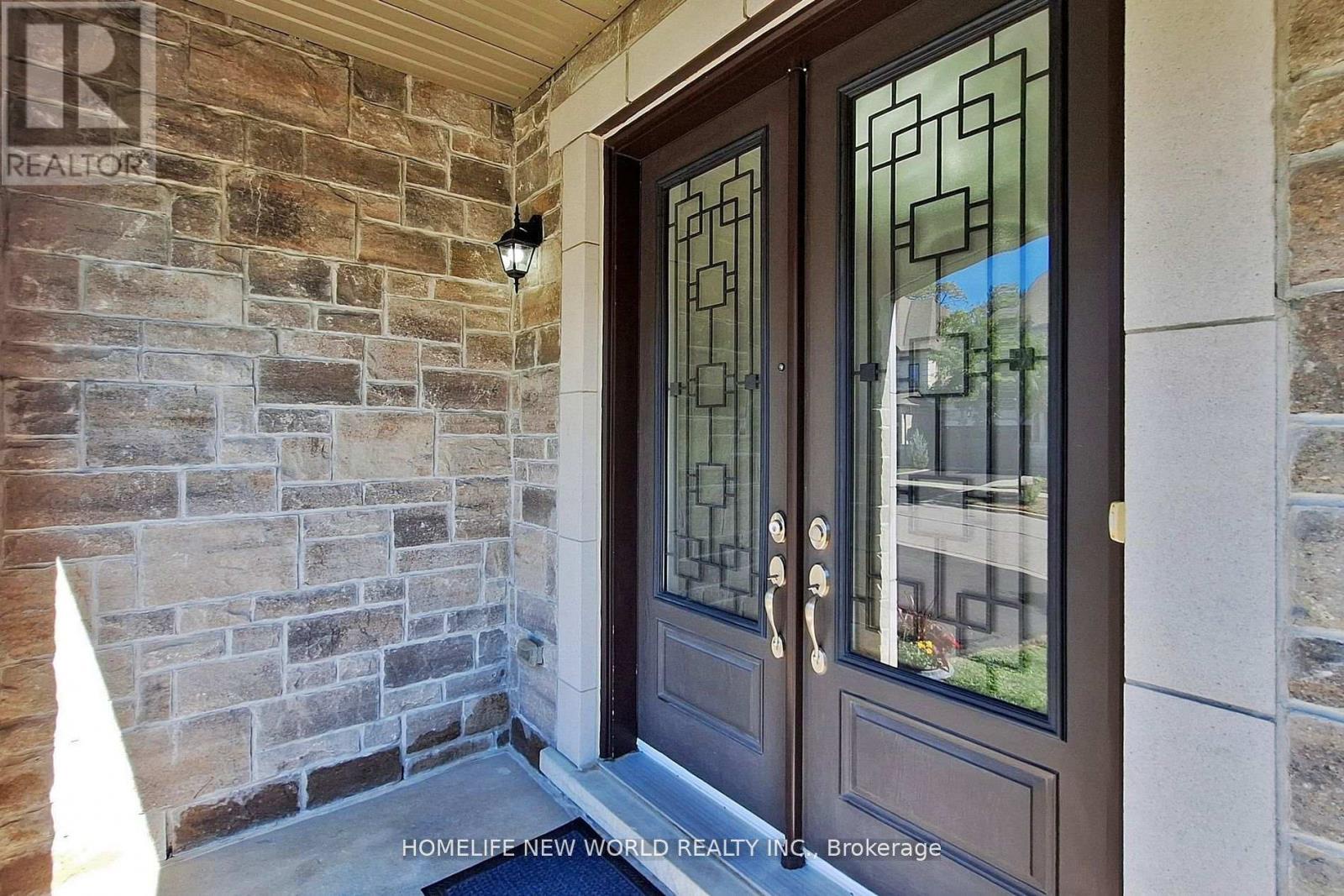 36 Strawbridge Farm Drive, Aurora (aurora Grove), Ontario