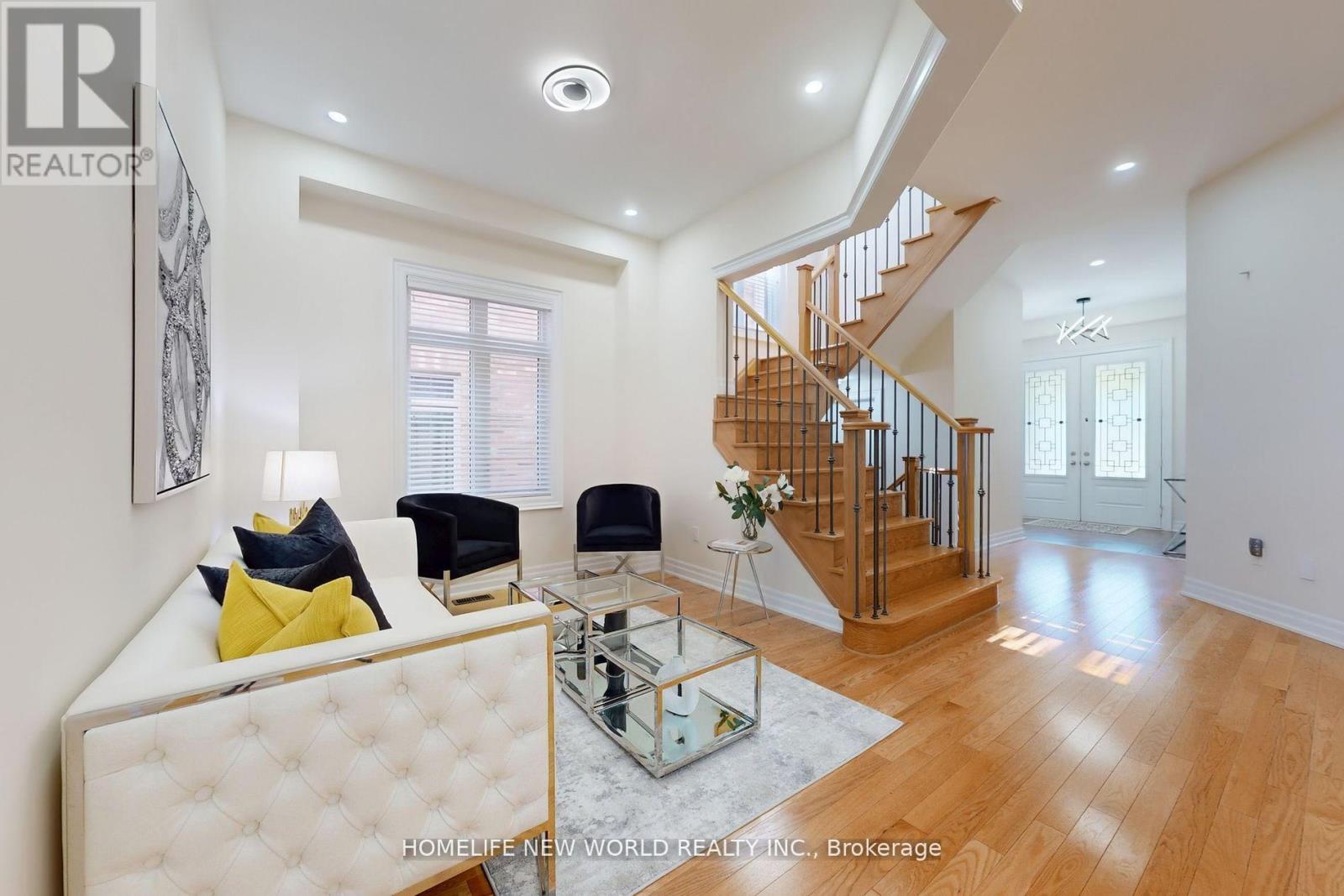 36 Strawbridge Farm Drive, Aurora (aurora Grove), Ontario