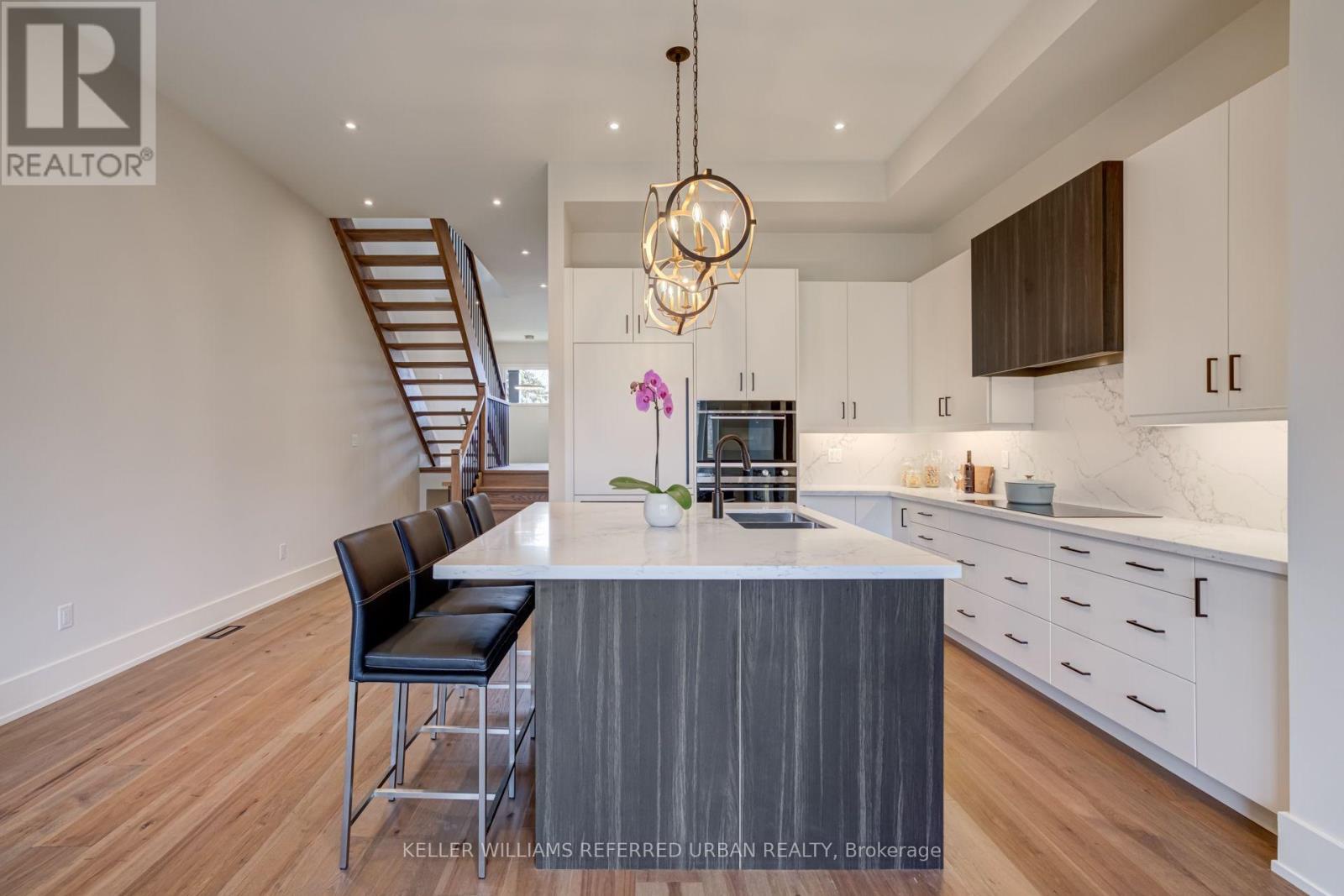 62 Ash Crescent, Toronto (long Branch), Ontario