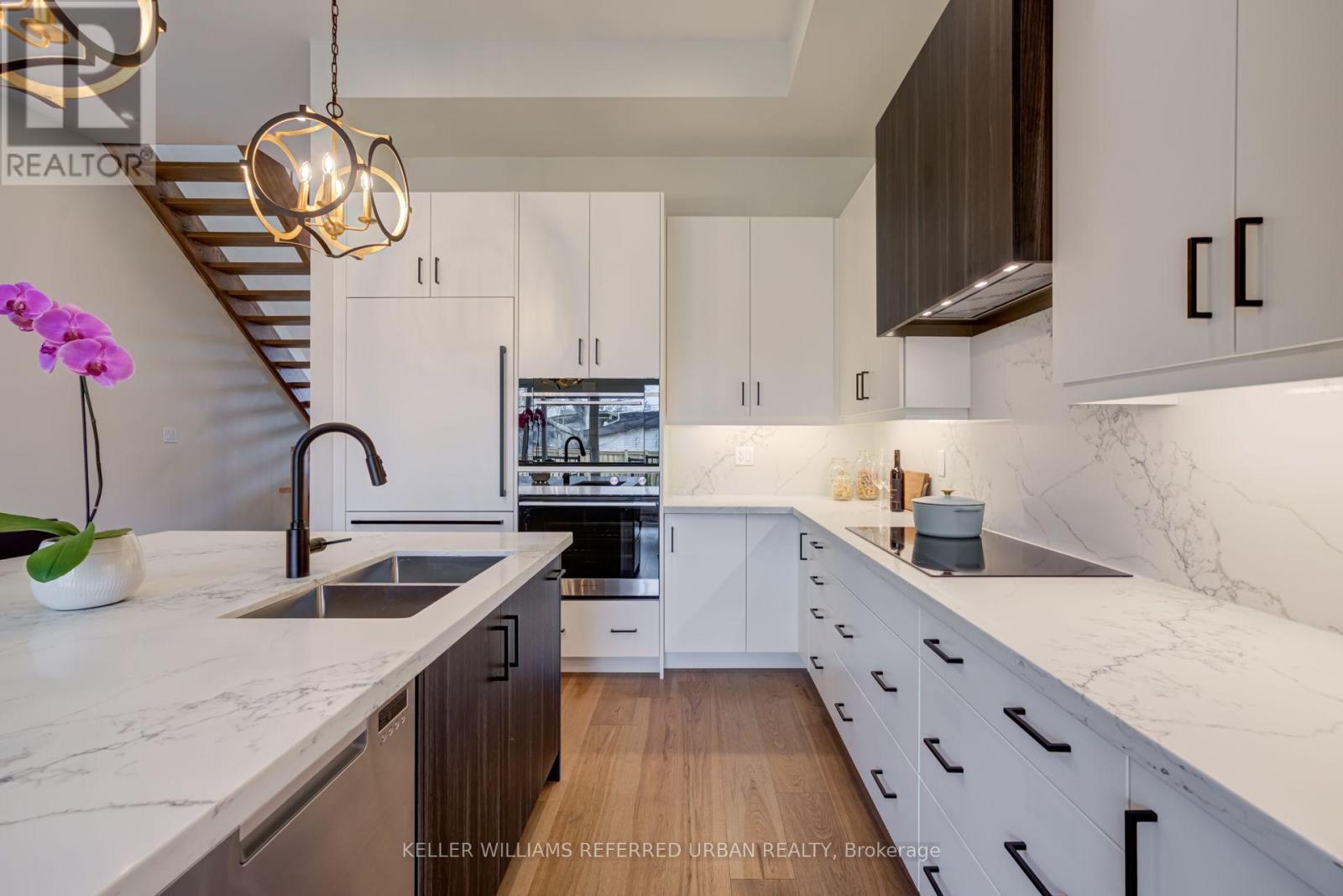 62 Ash Crescent, Toronto (long Branch), Ontario