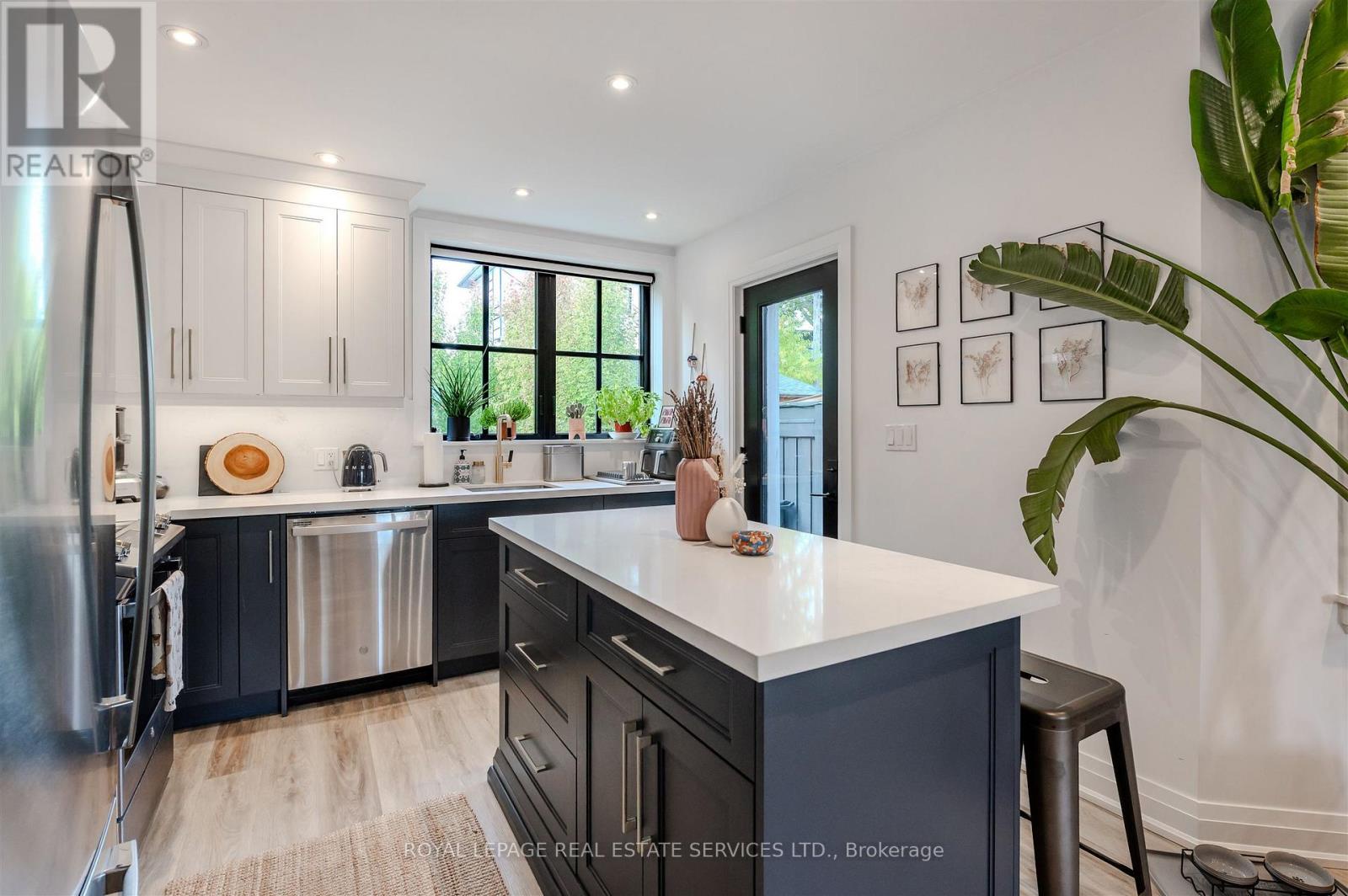 18 Milton Street, Toronto (mimico), Ontario