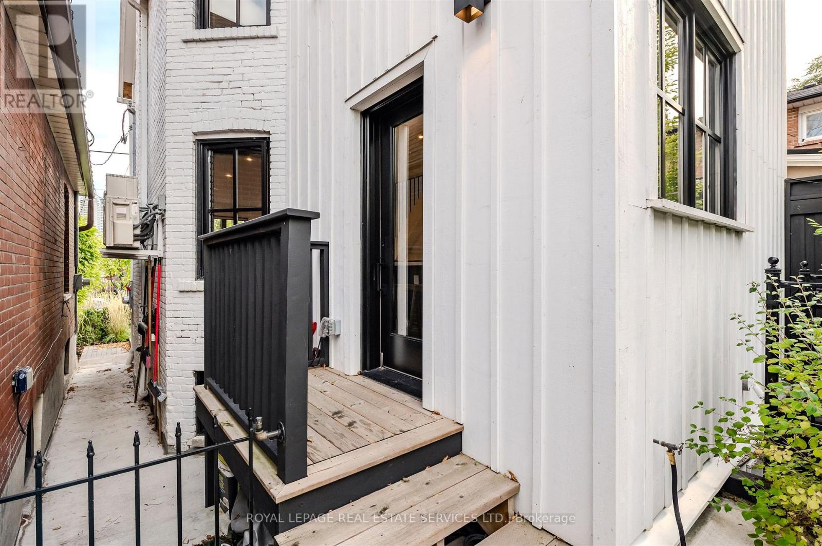 18 Milton Street, Toronto (mimico), Ontario