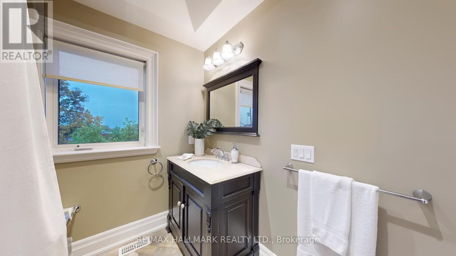 204 Maple Leaf Drive, Toronto (rustic), Ontario