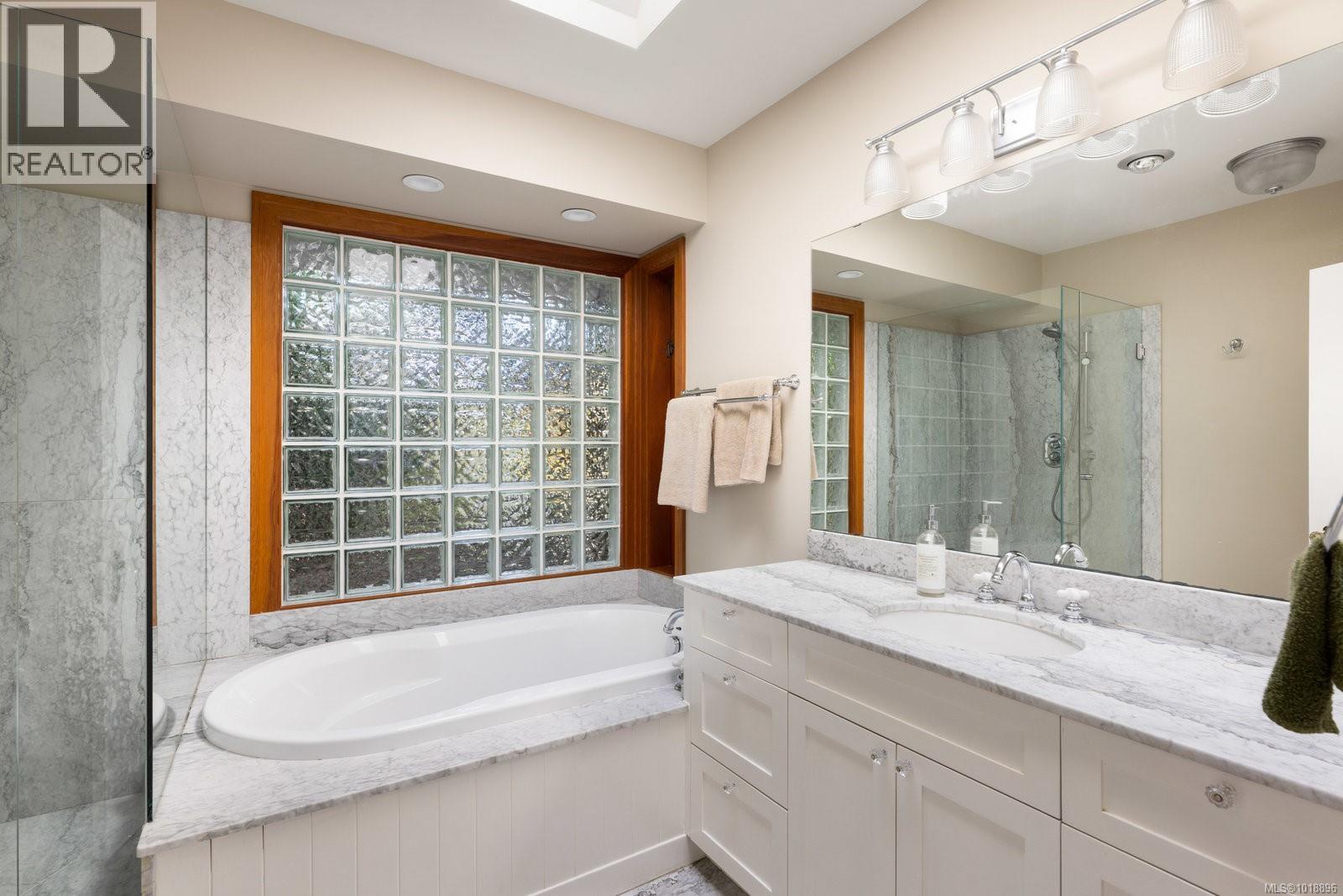 2168 Bartlett Ave, Oak Bay, British Columbia