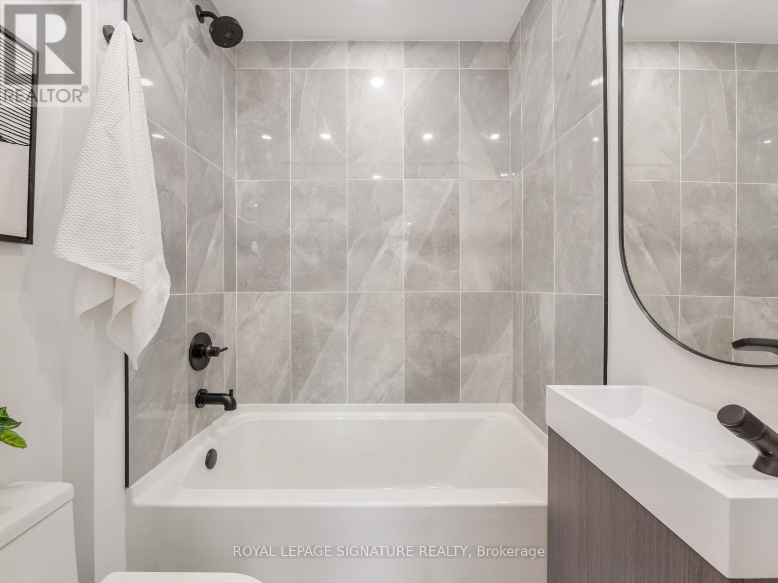 186 Oak Park Avenue, Toronto (woodbine-lumsden), Ontario