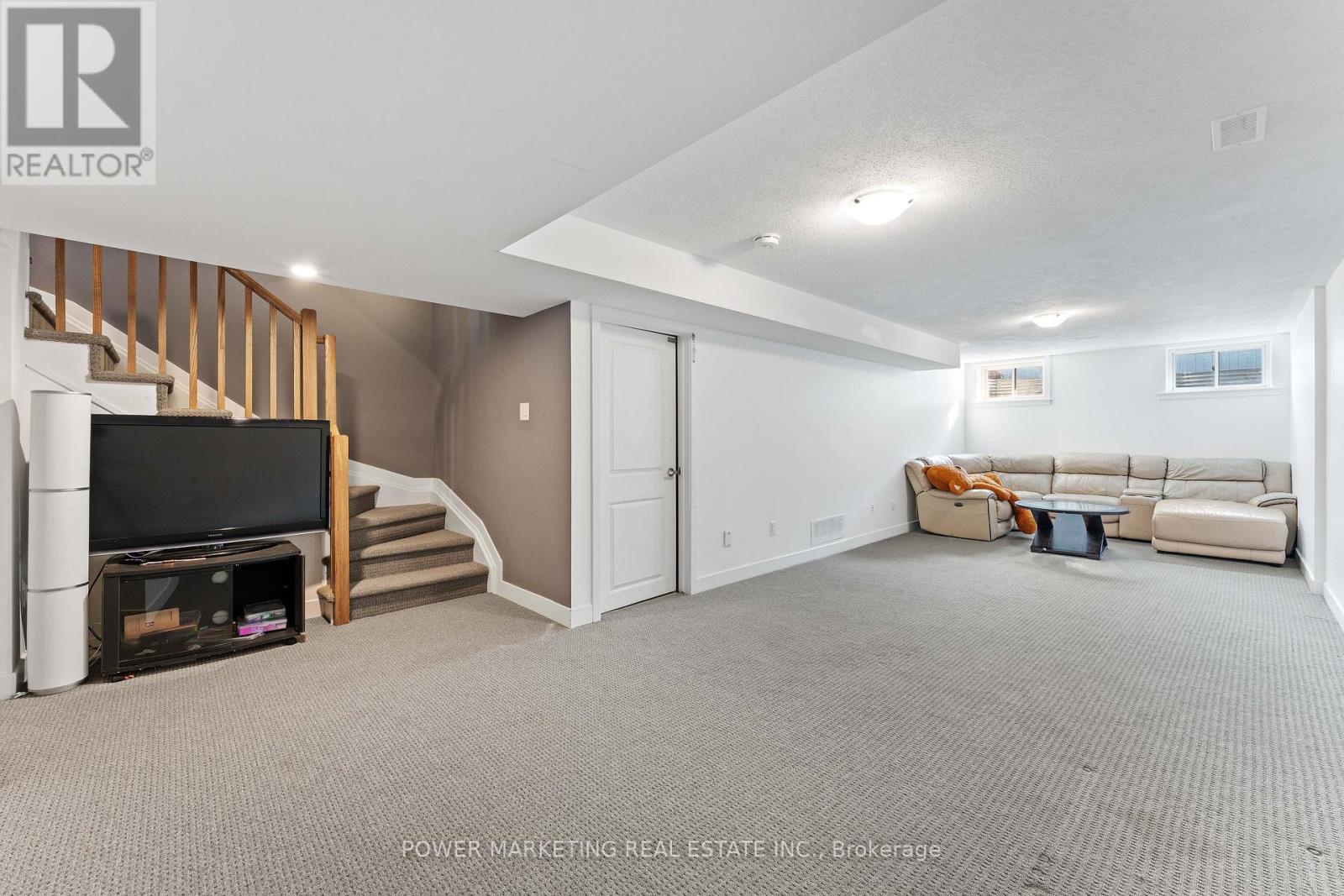 74 Finsbury Avenue, Ottawa, Ontario